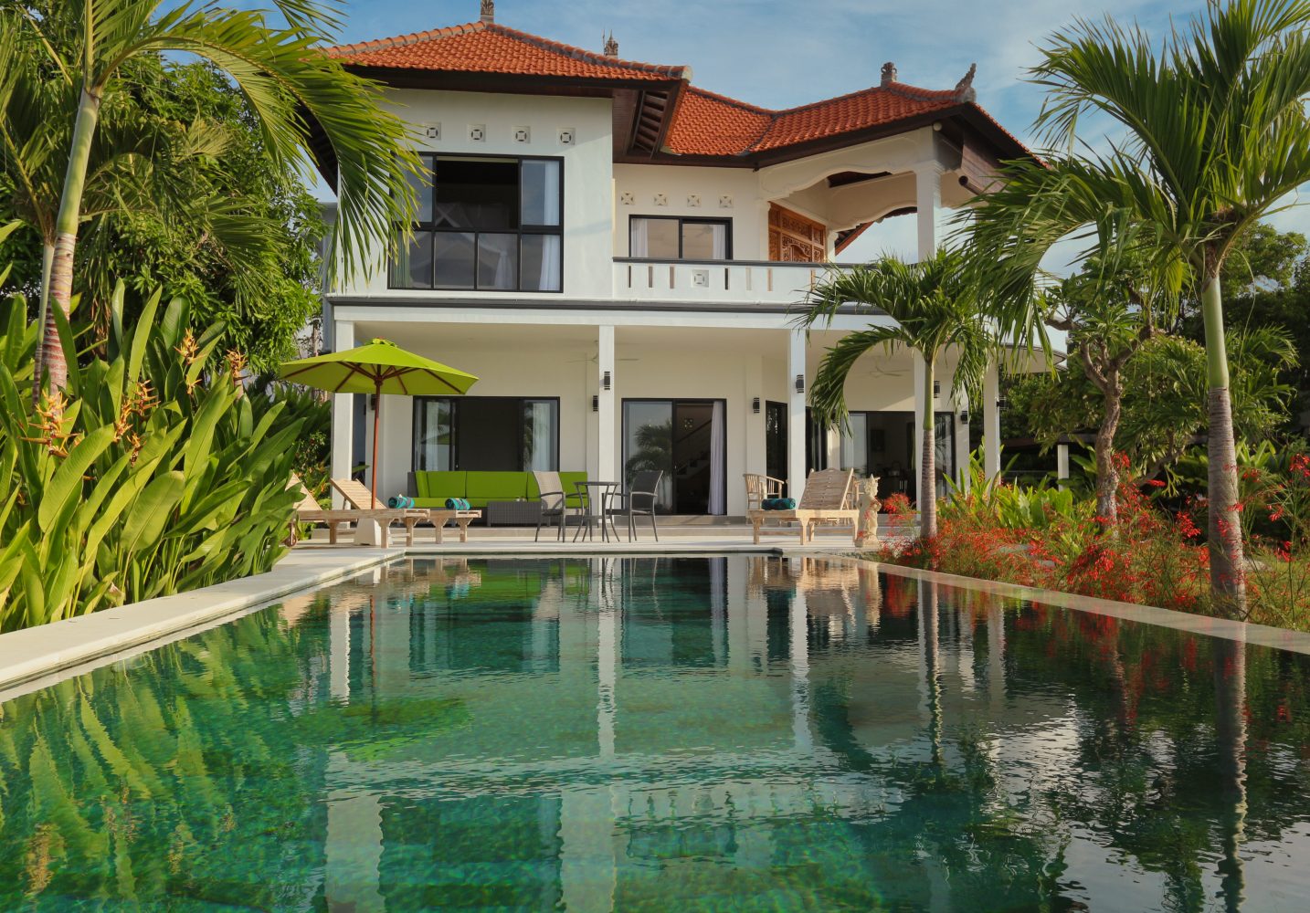 3 bedroom villa direct on the beach for rent in Bali